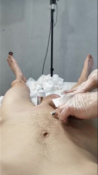 De jongen kwam twee keer klaar tijdens het harsen van de handsfree cumshot.