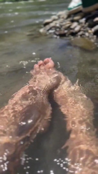 상큼한 여름날. 호수 한가운데서 벌거벗은 펨보이 세미 나체, 혼자고 뜨겁다