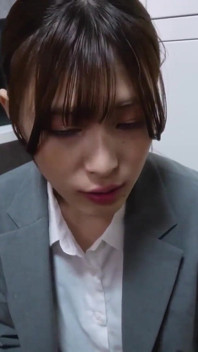 仕事中に彼女に電話をかけ、こっそりエロいメッセージを送り、そしてセックス。彼女を放っておいた後はさらに盛り上がります