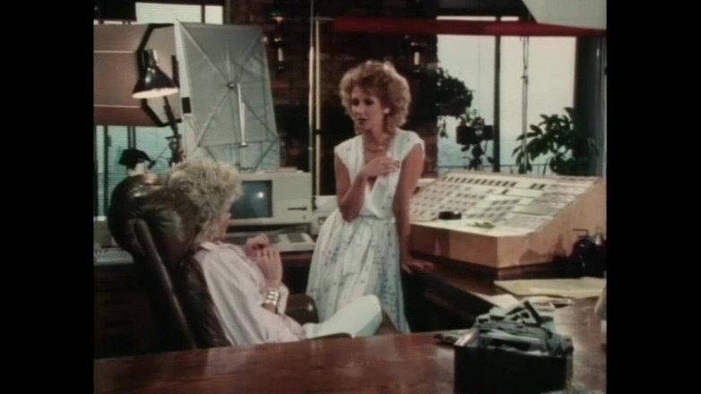 Vintage megastore: Bruna e arrapata miLF mostra la sua figa pelosa prima...