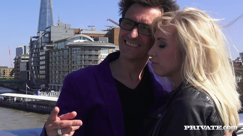 Private.com: Karlie Simon le da un paseo salvaje a una polla...