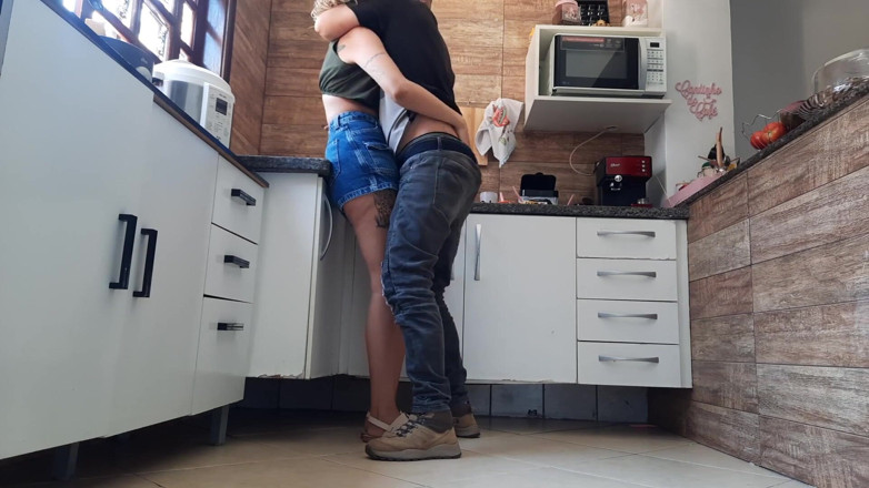 Gabi SweetCouplesStories: Sevgilisi onu öperken gavatla telefonda konuşuyor