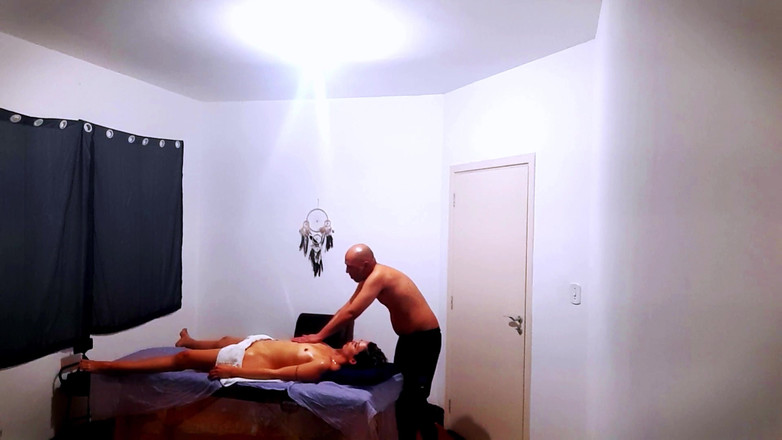 Victor SweetCoupleStories: Cliente seduce masajista en la sala de masajes.