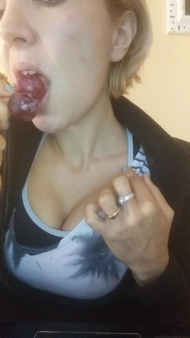 savannahamatoriale: Eating Grapes