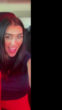 Une Étudiante À Gros Nichons Se Masturbe Dans Une Voiture Avant Les Cours - Elle Manque De Se Faire Prendre