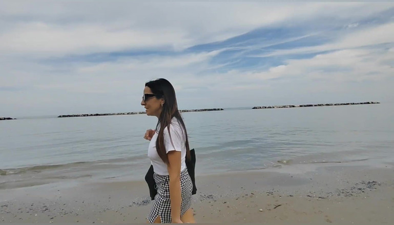 Ferrero anal experience: Dientot sama kontol besar sambil bugil di pantai italia. Bagian 1.