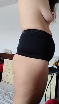 ブルネットの毛深い猫は彼女の髪を乾かします