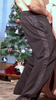 Ich habe meiner Nachbarin geholfen, ihren Weihnachtsbaum aufzustellen