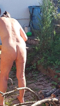 Oma Werkt Naakt in Haar Tuin!