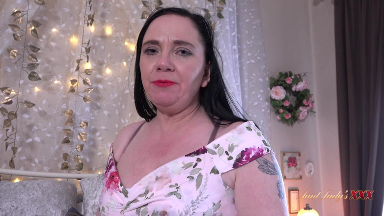 Aunt Judy's XXX: Tantejudys - je rondborstige milf hospita Kjirsten laat je huur betalen...
