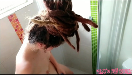 Clios Hot World: Dreadhead rasiert haarige muschi in der duschelektrik