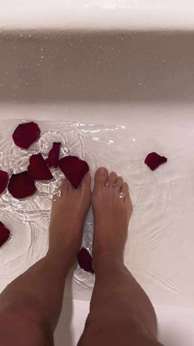 Sono a Roses (Feet lady) I’m in Roses (Feet lady)
