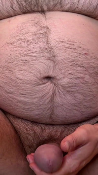 Chlupatý medvěd roztažený zadek, plivnutí, předšťáva a sperma