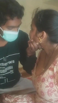 Gadis seksi india nyepong kontol sampai dicrot banyak banget
