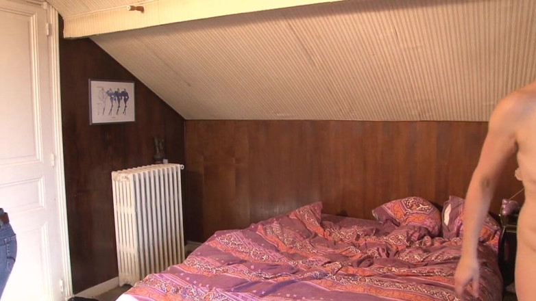 Nude in France: Збуджений збоченець дрочить на старшу жінку в душі