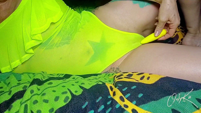 Only Ku: Ku tatuerad MILF kvinna onanerar till riktig orgasm som sprutar...