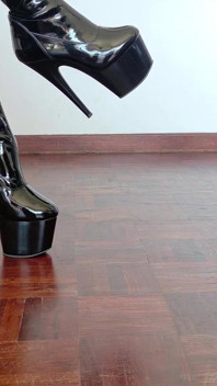 Tenue de police et bottes, asmr