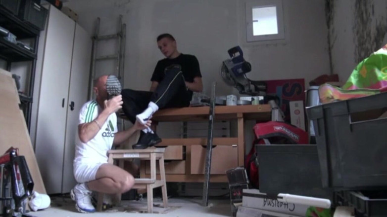 Sneaker gay: Sneaker sottomissione 2 ragazze con un cazzo XXL