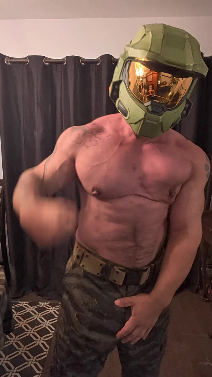 Bruiser Bearwood: Master Chief Flexing