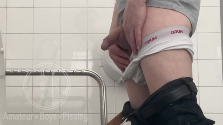 AmateurBoysPissing: Pria ini kencing di toilet rumah sakit sebelum dientot habis-habisan...