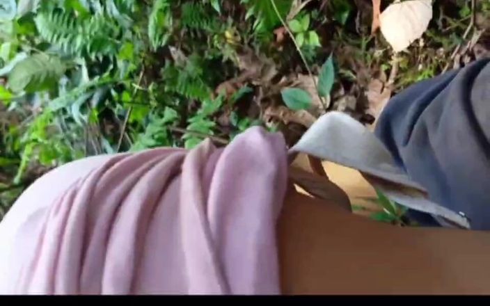 X69: La ragazza nepalese si diverte con i suoi mariti.jungle Magal