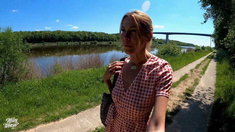 Miley Weasel: お尻を差し込んだエッチなブロンドが運河に乗せます!!
