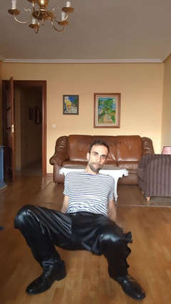 Zeus Ray: Dělám streeptease oblečená ve vojenských šatech