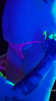 Sex lesbian sexy în camera uv