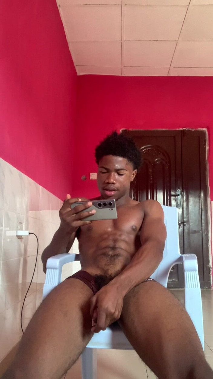 Africa TwinkBoys: Un Voyou Noir Excité Musclé Caresse Sa Grosse Bite
