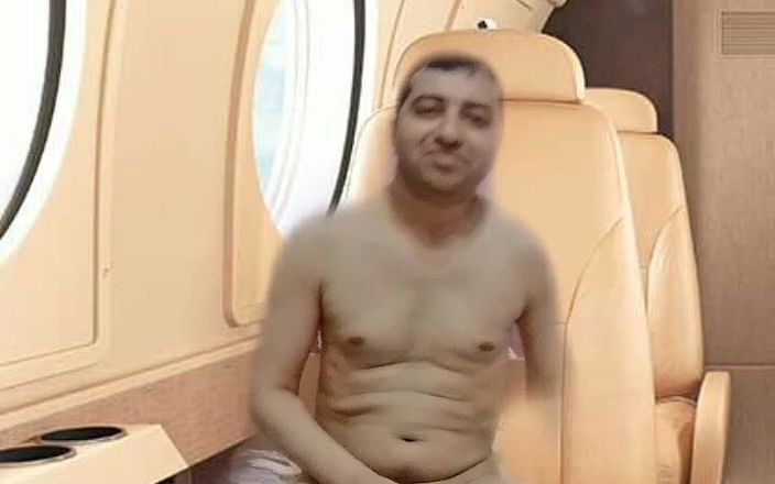 Cute &amp; Nude Crossdresser: Naakte jongen masturbeert op de stoel van het virtuele vliegtuig.