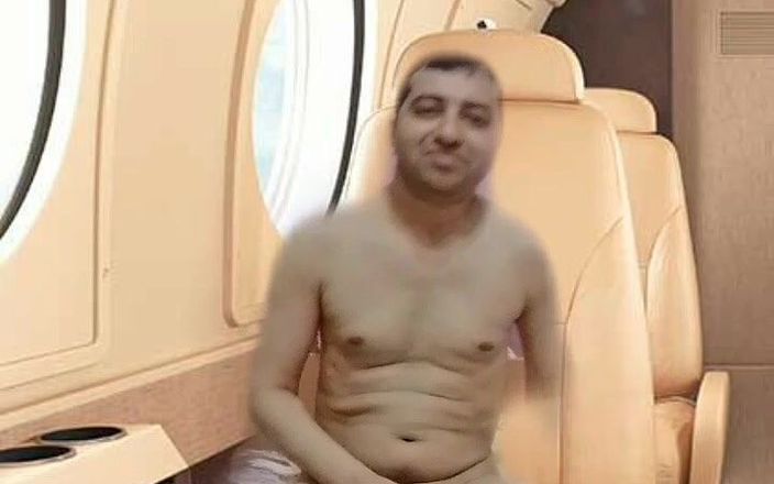 Cute & Nude Crossdresser: Garoto nu se masturbando no assento do avião virtual da...