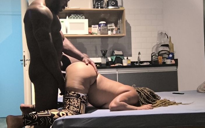 Nurseblack: Mulatto büyük götlü metroda geçit yapıyor ve bir yabancının evine...
