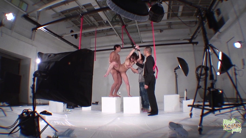 Magic Asian Pussy: Tato krásná asijská kráska fotila v čerstvě oholeném tunelu lásky.