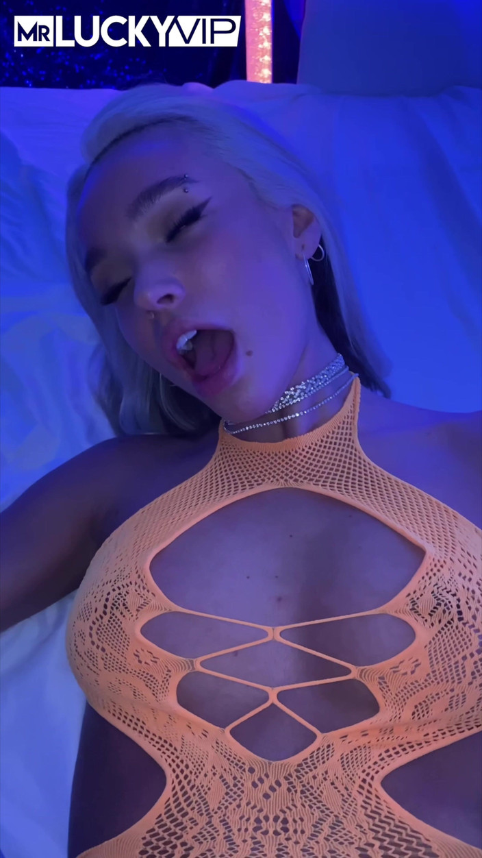 Mr Lucky VIP: 음란한 대우를 재발하는 Rara Knupps