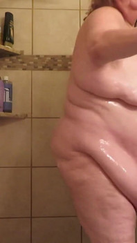 Hraji si s čokoládovou sypačkou, oblékám si prsa na břicho a zadek