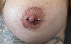 MILF får nippelpiercing - en djärv och sesuell upplevelse!
