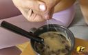 Katerina Hartlova: बड़े स्तनों वाली milf(चोदने लायक मम्मी) katerina अपनी कॉफी से दूध निकाल रही है