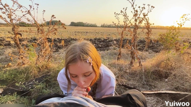 Yuiwoo: Gadis rusia rambut merah lagi asik nyepong kontol dengan lembut...