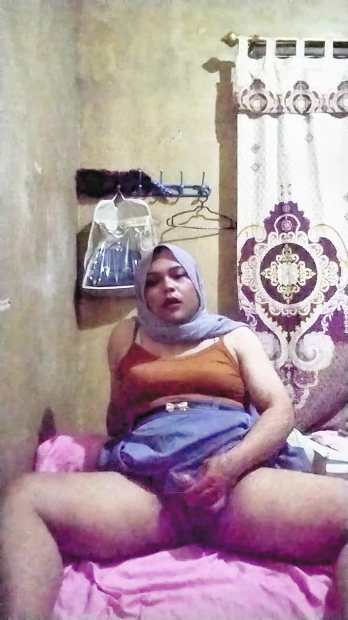 Ivvy Crossdresser: Hijab Transsexual usa uniforme para suas fantasias de fãs