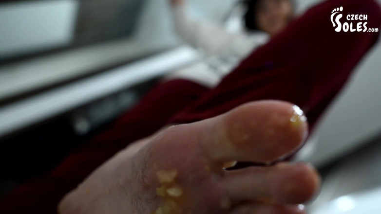 Czech Soles - foot fetish content: Menghancurkan buah dan menjilati kaki