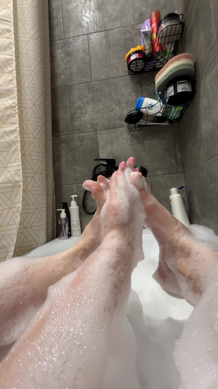 Nviz: Fétichisme des pieds sous la douche