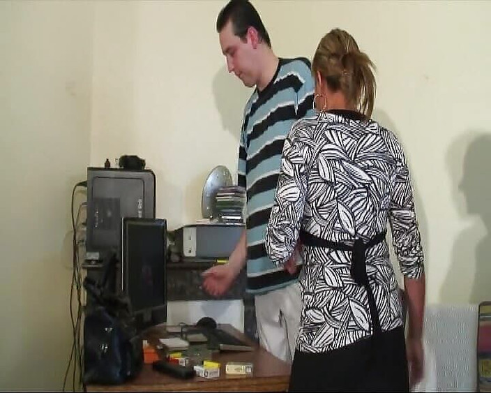 Monde Francais: Francouzská teenagerka a MILF sdílejí společně naloženou čůráka