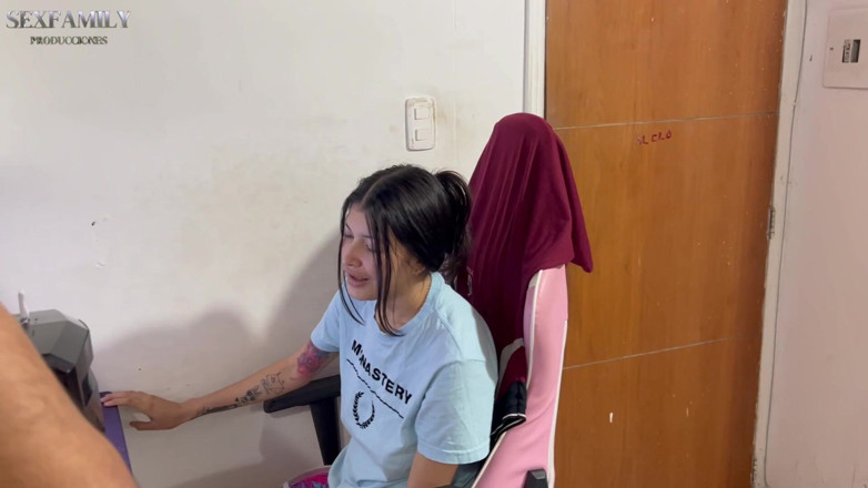 Foxxx: Mi linda hermanastra me pide ayuda con su trabajo universitario...