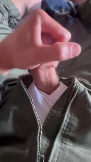 Gay Soldier Stuff: フライト前に興奮し、フライトスーツを着てオナニーし、精液潤滑油で濡れた白いブリーフでクリーミーな精液を発射することにしました