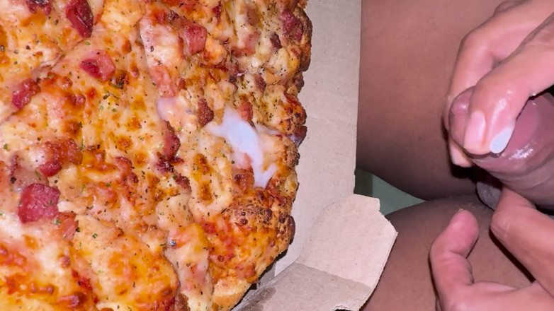 Brunettehotts: E timpul pentru o pizza