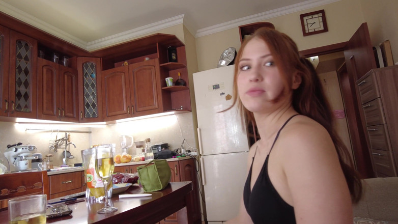 LoveHomePorn: Une jolie fille baise un homme poilu beaucoup plus vieux