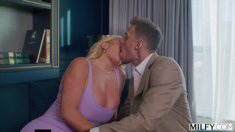 Milfy: Savannah si tante seksi yang haus seks menggoda pengantin pria...