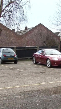 Chico afortunado consigue una cita con tetona británica milf Holly Kiss