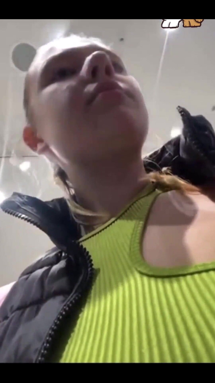 JuiceLussie: 在公共场合用振动器在阴户里散步