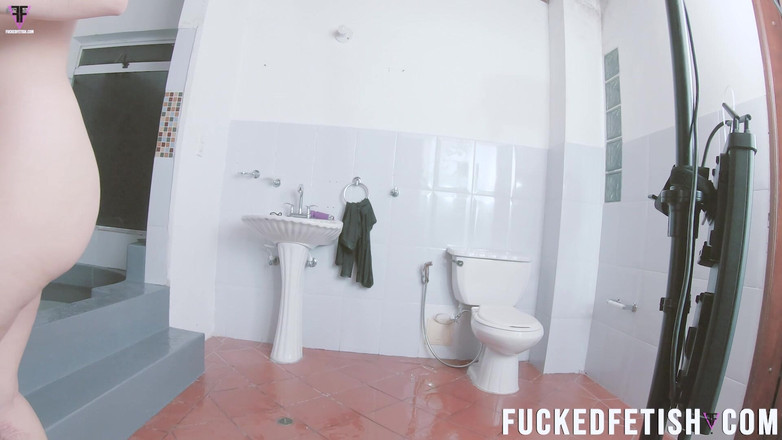Fucked fetish: HD-bts, freches pissen auf dem boden die mittlere nasse badewanne...